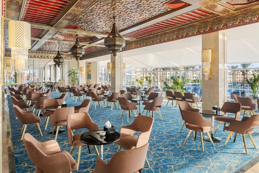 Eleganta kafejnīca ar komfortablām krēsliem pie Pickalbatros Dana Beach Resort