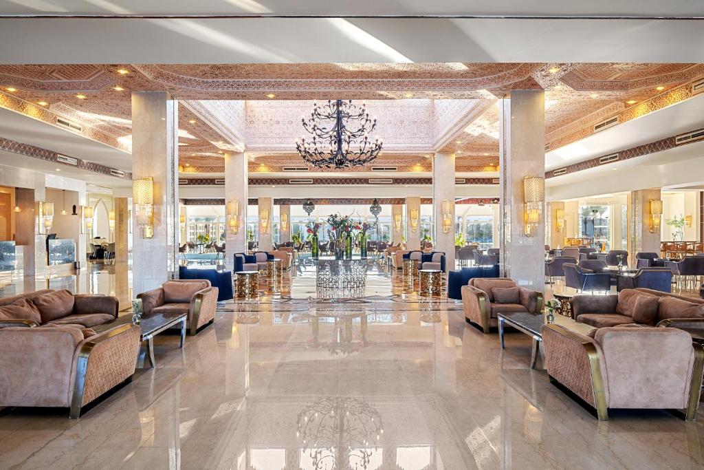 Elegants vestibils ar modernām mēbelēm pie Pickalbatros Dana Beach Resort