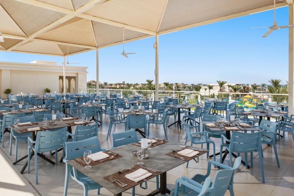 Pusdienu zona ar skatu uz piekrasti, Pickalbatros Dana Beach Resort