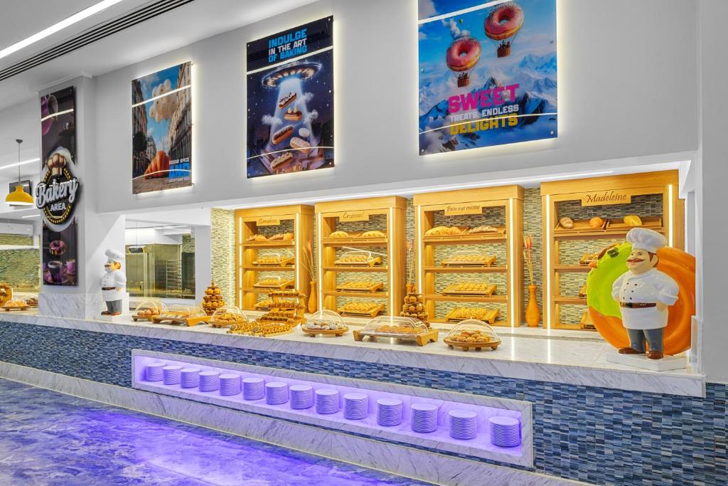 Maizes stūra skats ar svaigiem konditorejas izstrādājumiem, Pickalbatros Jungle Aqua Park.