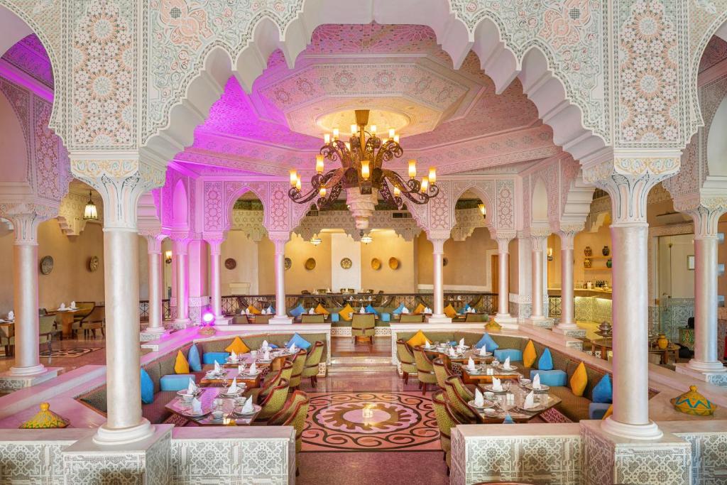 Elegantā ēdamzāle Albatros Palace Resort, ar izsmalcinātu arhitektūru un dekoru.