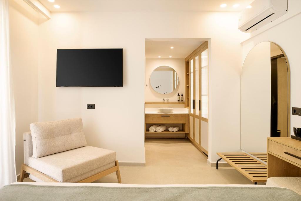 Mūsdienīgs numurs viesnīcā Iberostar Waves Creta Panorama & Mare ar televizoru un vannas istabu.