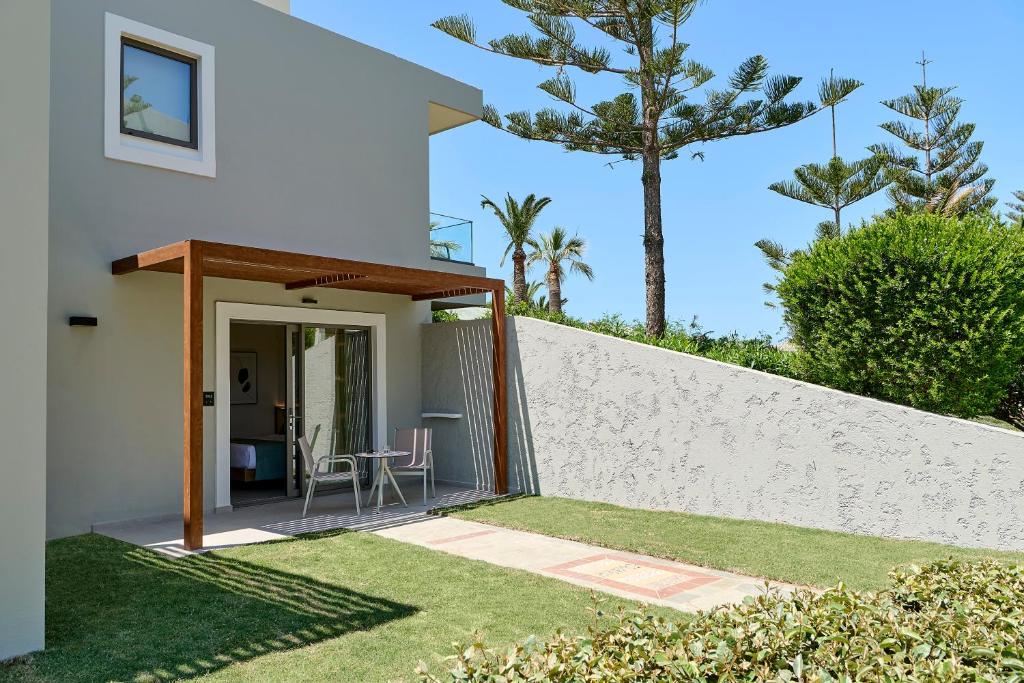 Iberostar Waves Creta Panorama & Mare numura ieeja ar terasi un dārza ainavu