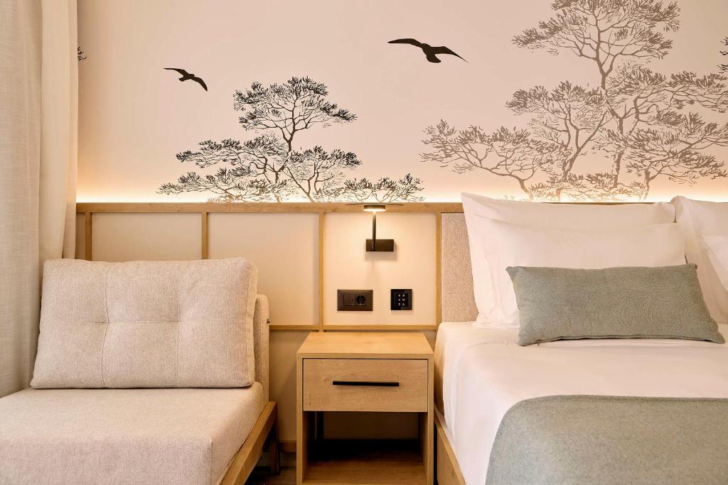 Mūsdienīgs numurs viesnīcā Iberostar Waves Creta Panorama & Mare ar dekoratīvām sienām un ērtu atpūtas stūri.