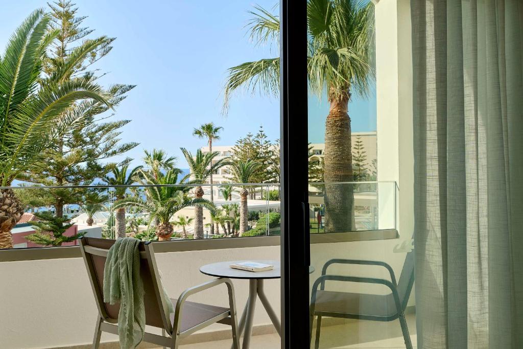 Skats no balkona uz zaļo dārzu un jūru Iberostar Waves Creta Panorama & Mare