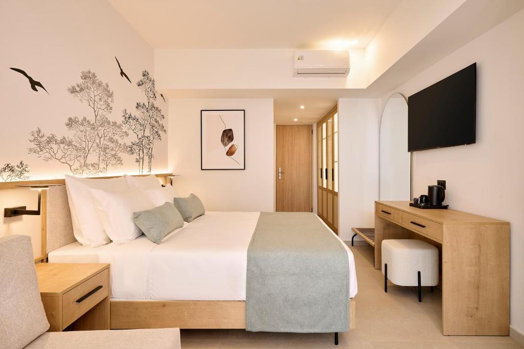 Mūsdienīgs numurs viesnīcā Iberostar Waves Creta Panorama & Mare ar gultu un televizoru.