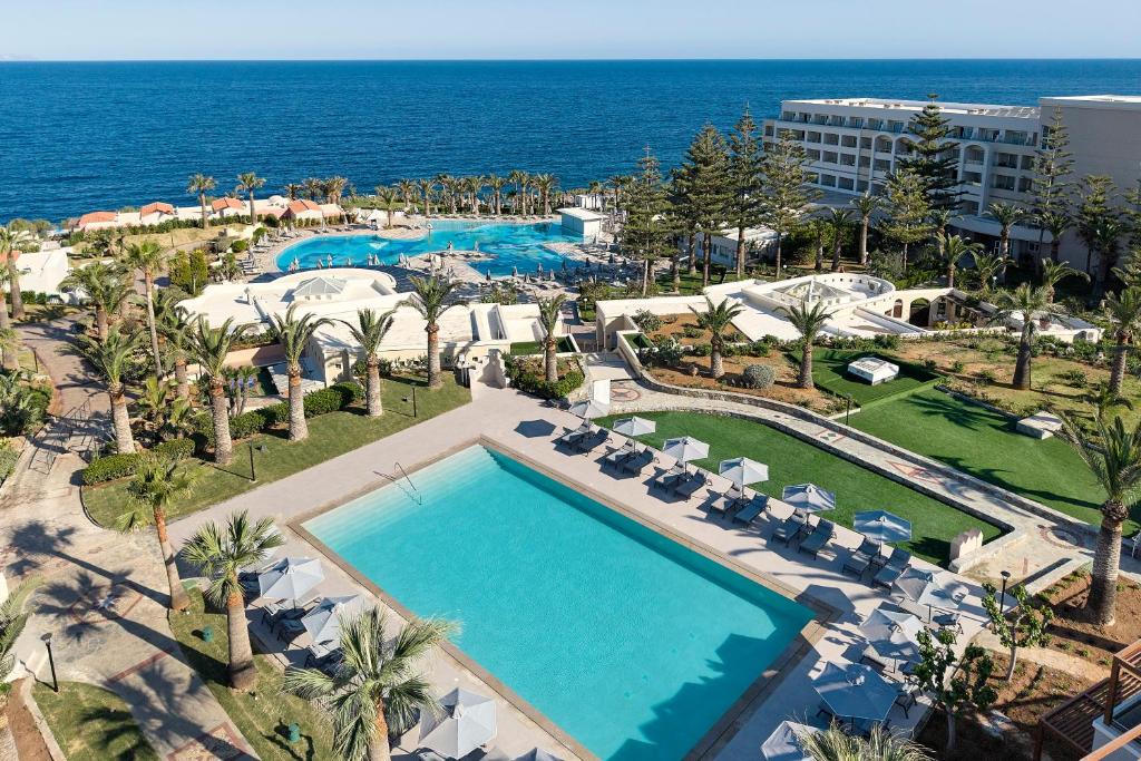 Iberostar Waves Creta Panorama & Mare baseins piekrastē ar skatu uz jūru