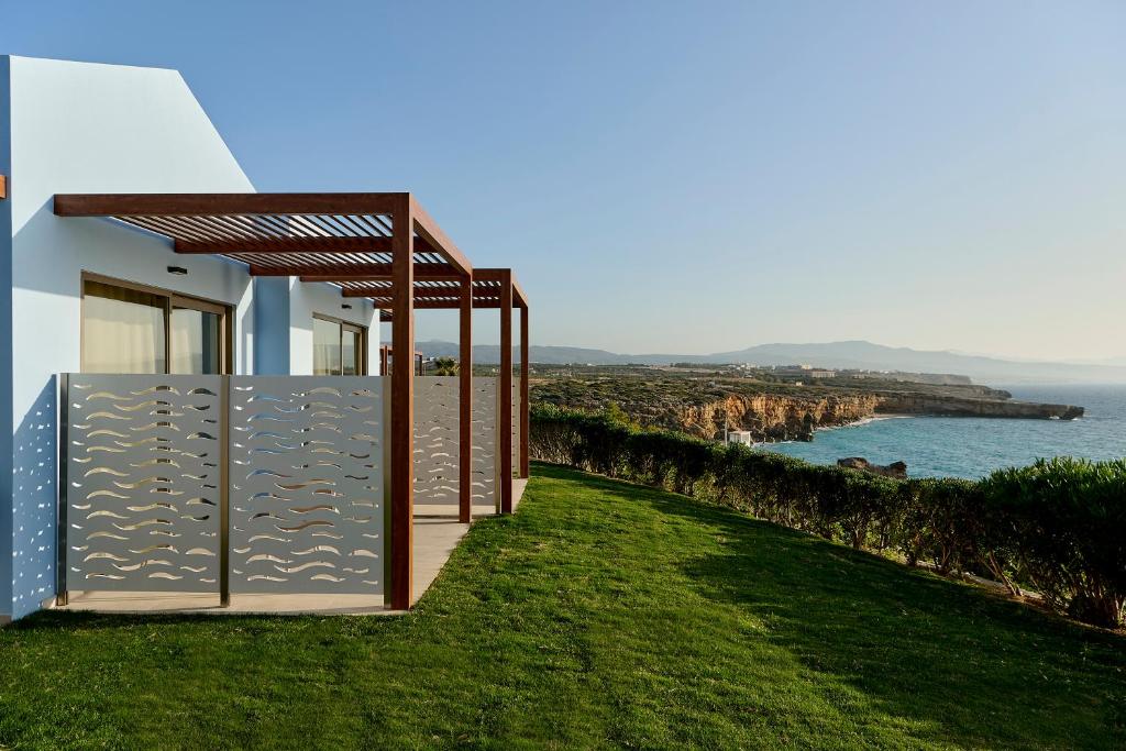 Numuri ar terasi pie Iberostar Waves Creta Panorama & Mare, skats uz piekrasti.