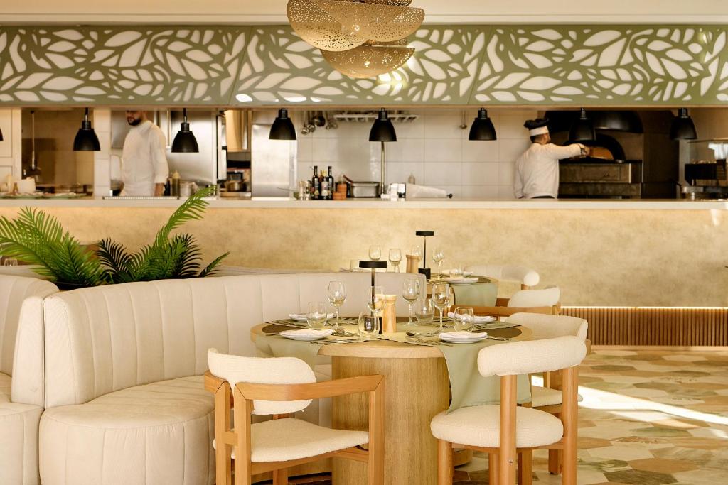 Mūsdienīgs restorāns viesnīcā Iberostar Waves Creta Panorama & Mare ar atvērtu virtuvi.