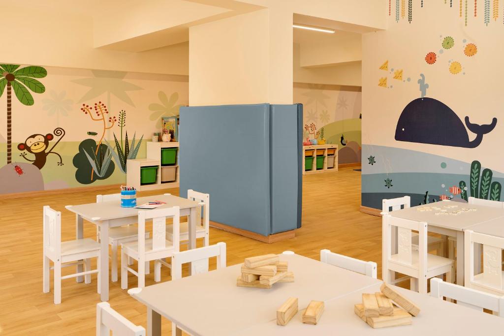 Bērnu rotaļu istaba viesnīcā Iberostar Waves Creta Panorama & Mare ar krāsainām sienām.