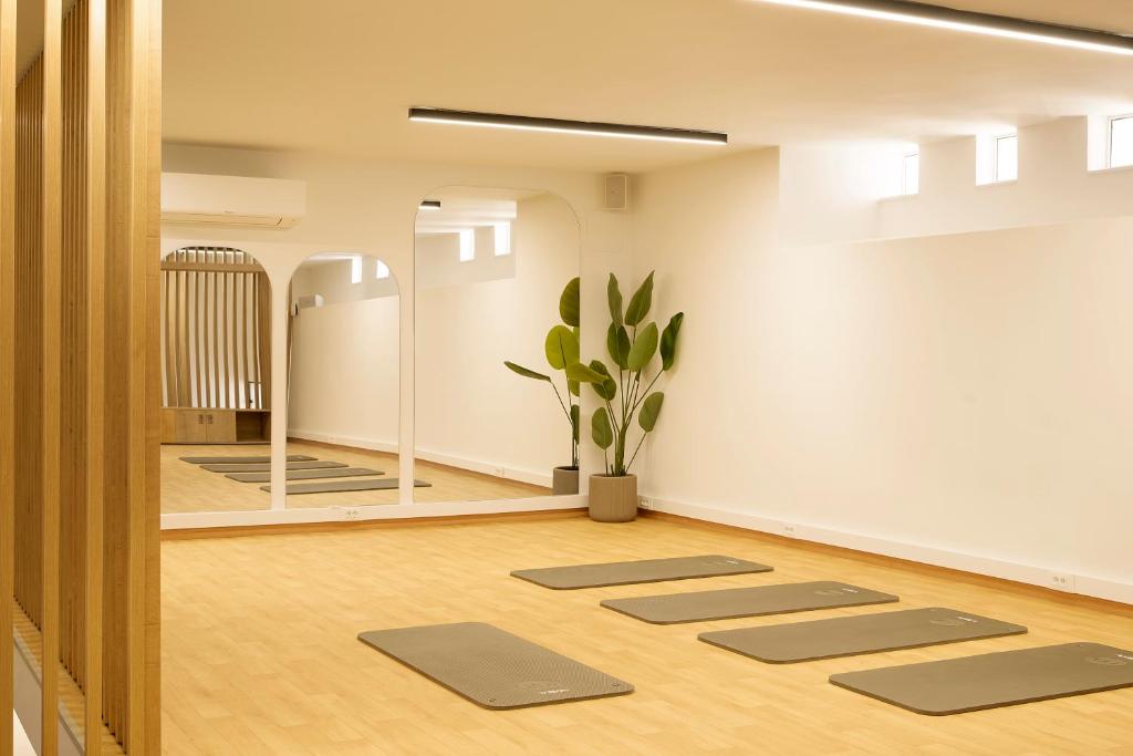 Joga studija pie Iberostar Waves Creta Panorama & Mare ar paklājiem un spoguli