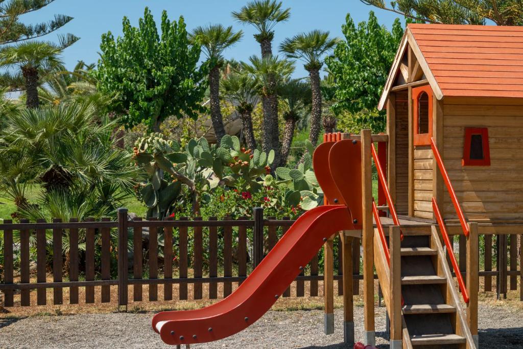 Bērnu rotaļu laukums pie viesnīcas Iberostar Waves Creta Panorama & Mare.