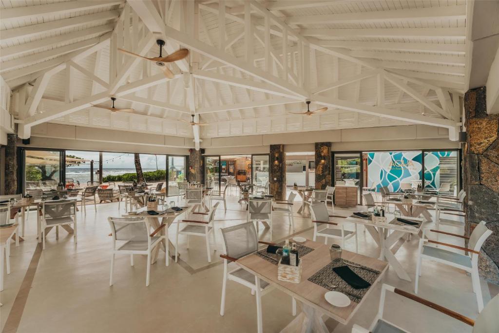 Restorāns Radisson Blu Poste Lafayette Resort & SPA ar plašu interjeru un dabīgu apgaismojumu