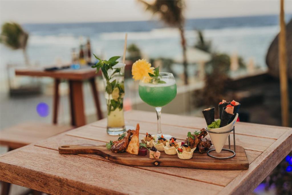 Gastronomiskā piedāvājuma plāksne pie Radisson Blu Poste Lafayette Resort & SPA ar dzērieniem.