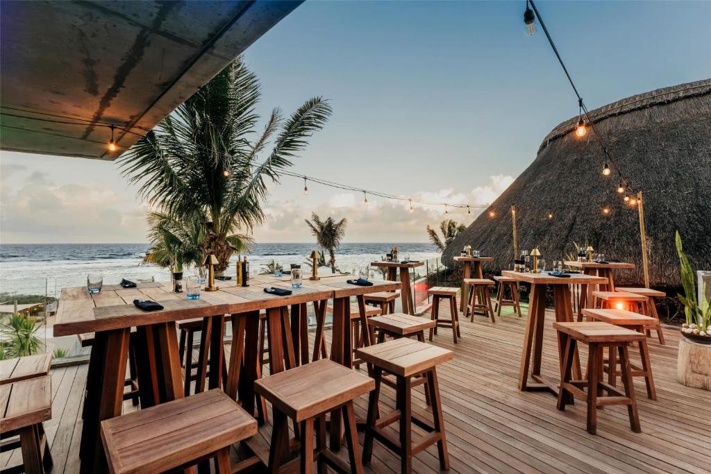 Radisson Blu Poste Lafayette Resort & SPA terase ar skatu uz jūru