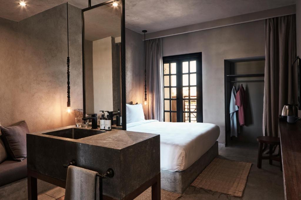 Moderns numurs viesnīcā Cook's Club El Gouna ar ērtiem interjera elementiem.