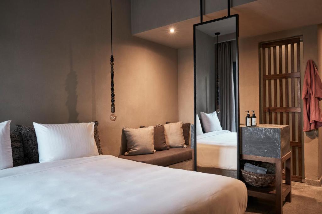 Moderns numurs viesnīcā Cook's Club El Gouna ar ērtu gultu un stilīgu interjeru.