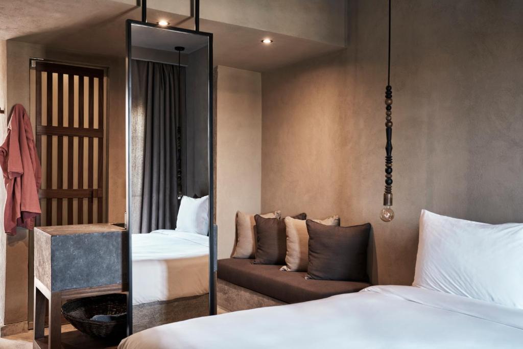 Moderns numurs viesnīcā Cook's Club El Gouna ar stilīgu interjeru.