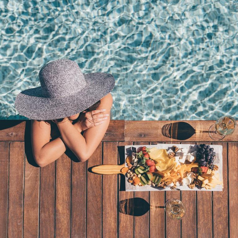 Atpūta pie baseina ar augļu un siera uzkodu dēli Cook's Club El Gouna