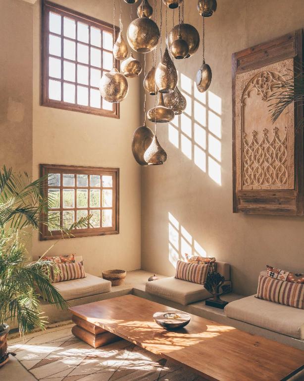 Viesnīcas Cook's Club El Gouna eleganta atpūtas zona ar gaismas spuldzēm.