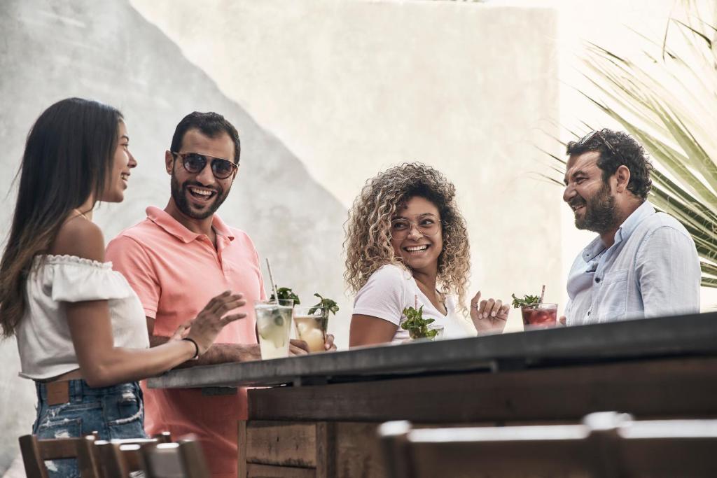 Viesi izbauda kokteiļus pie bāra Cook's Club El Gouna.