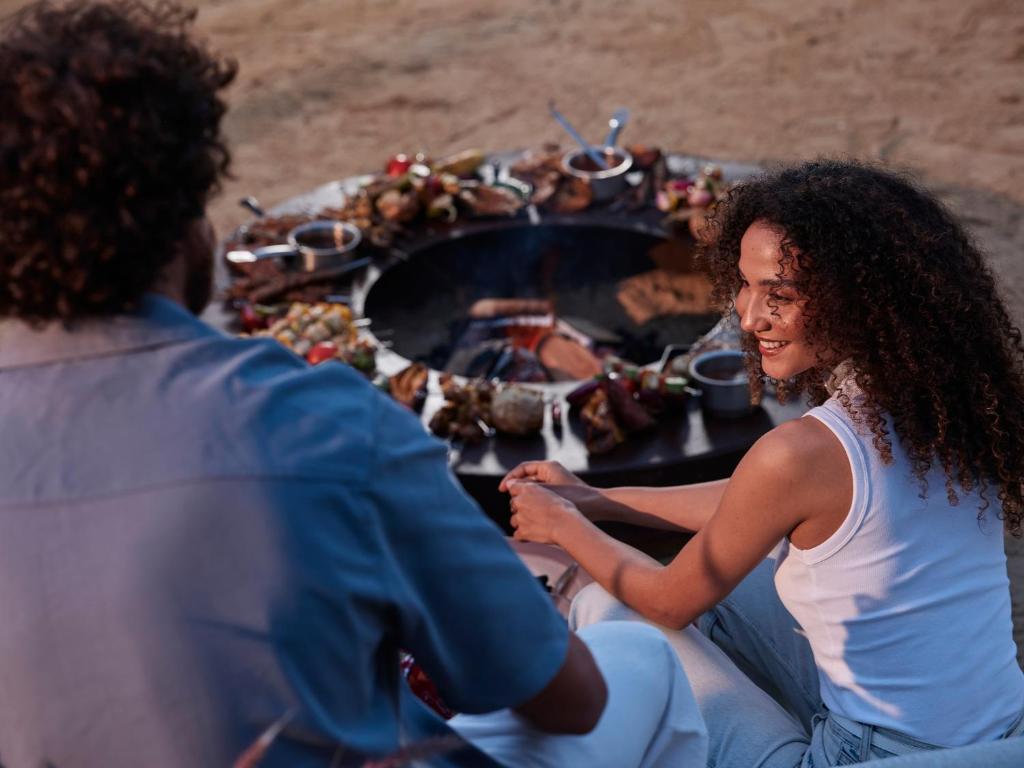 Pāris bauda vakariņas pie ugunskura hotelī Cook's Club El Gouna.