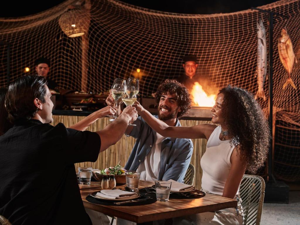 Viesi svin kopā ar dzērieniem pie Cook's Club El Gouna restorāna.