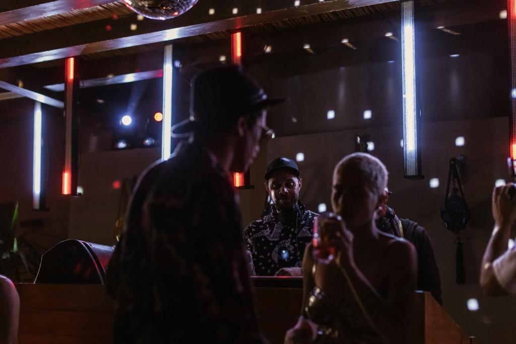 Viesnīcas Cook's Club El Gouna bārs ar cilvēkiem, kas izbauda naktsdzīvi.