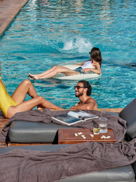 Viesi atpūšas pie baseina Cook's Club El Gouna