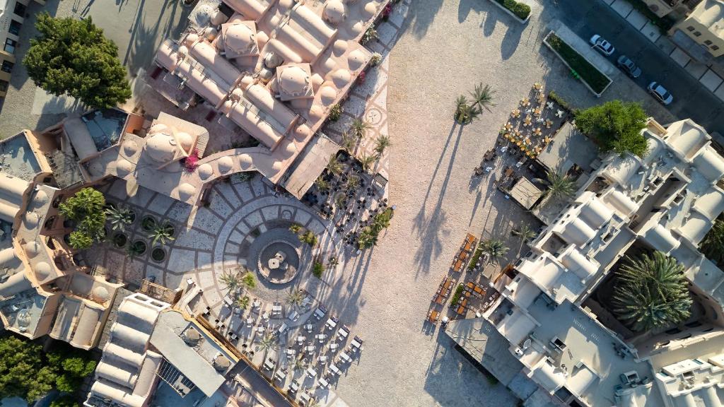 Skats no augšas uz Cook's Club El Gouna ar ainavu un terasēm.