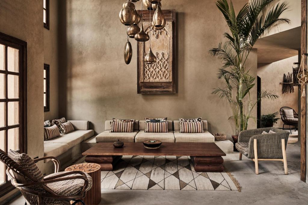 Skaista viesnīcas Cook's Club El Gouna viesistaba ar mūsdienīgu dizainu.