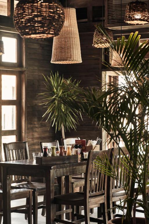 Mūsdienīgs restorāns ar koka mēbelēm un augu dekoru hotelī Cook's Club El Gouna.