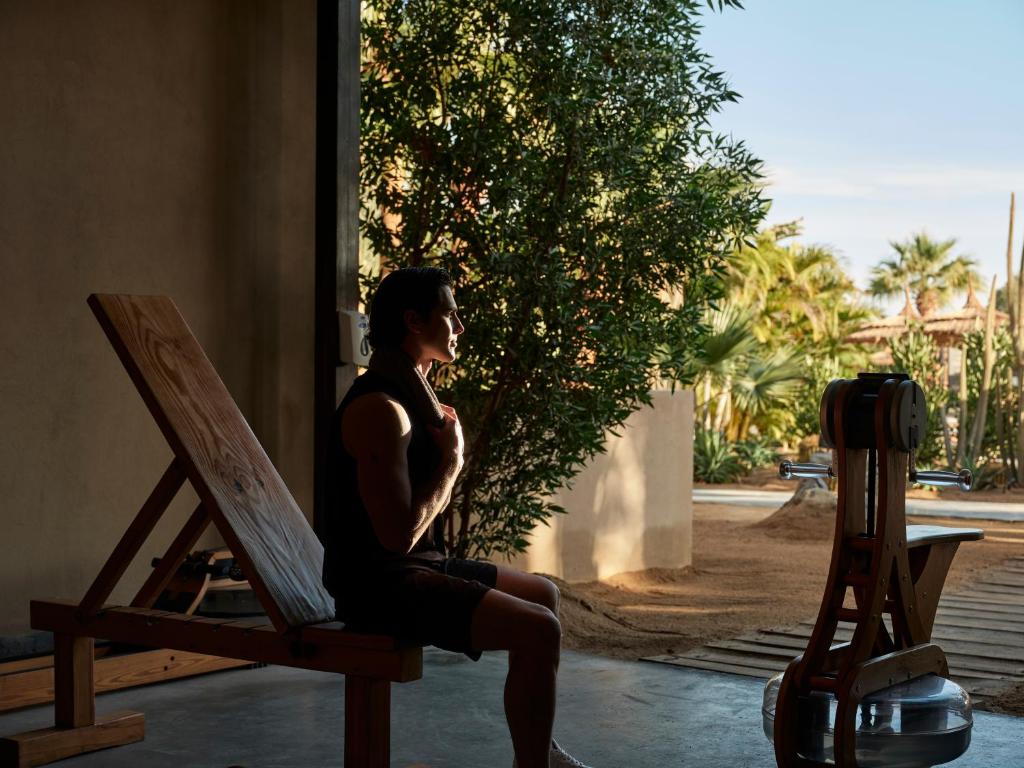 Vīrietis sporto trenažieru zālē pie Cook's Club El Gouna.