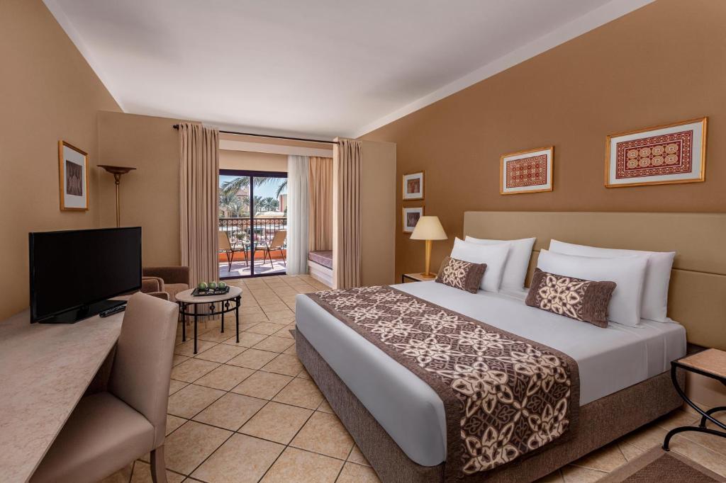 Mūsdienīgs numurs ar balkonu viesnīcā Jaz Makadi Saraya Resort.