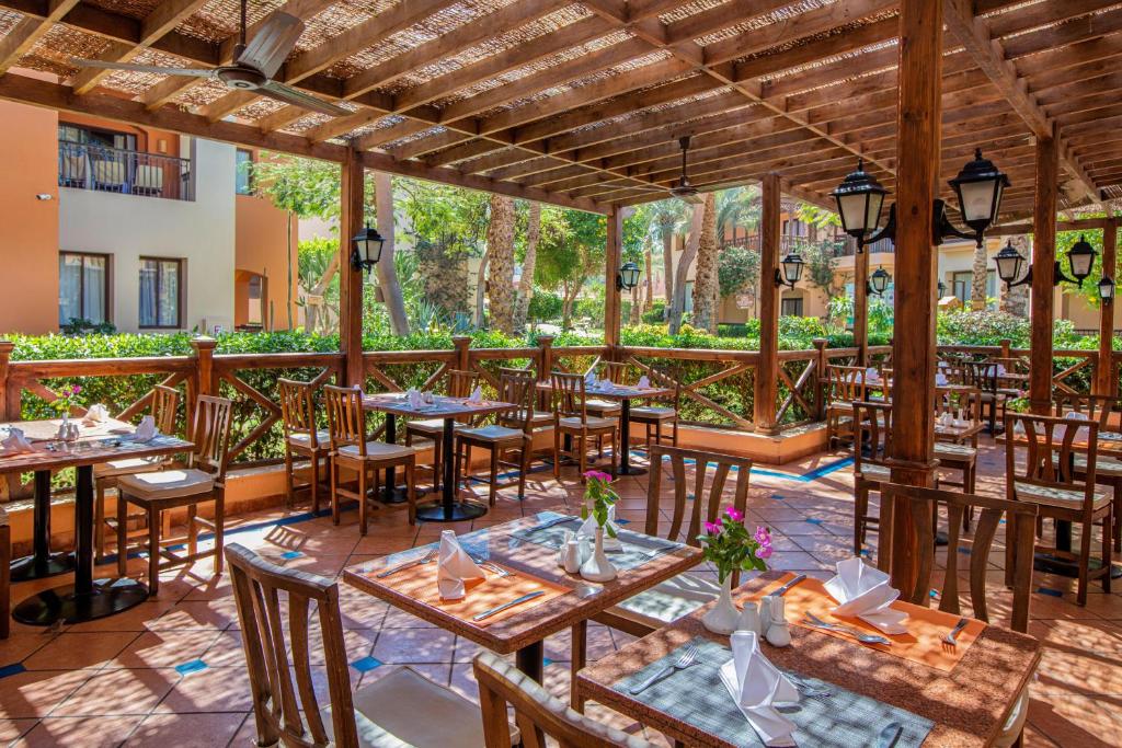 Jaz Makadi Saraya Resort restorāns ar ēdināšanas zonām piekrastē.