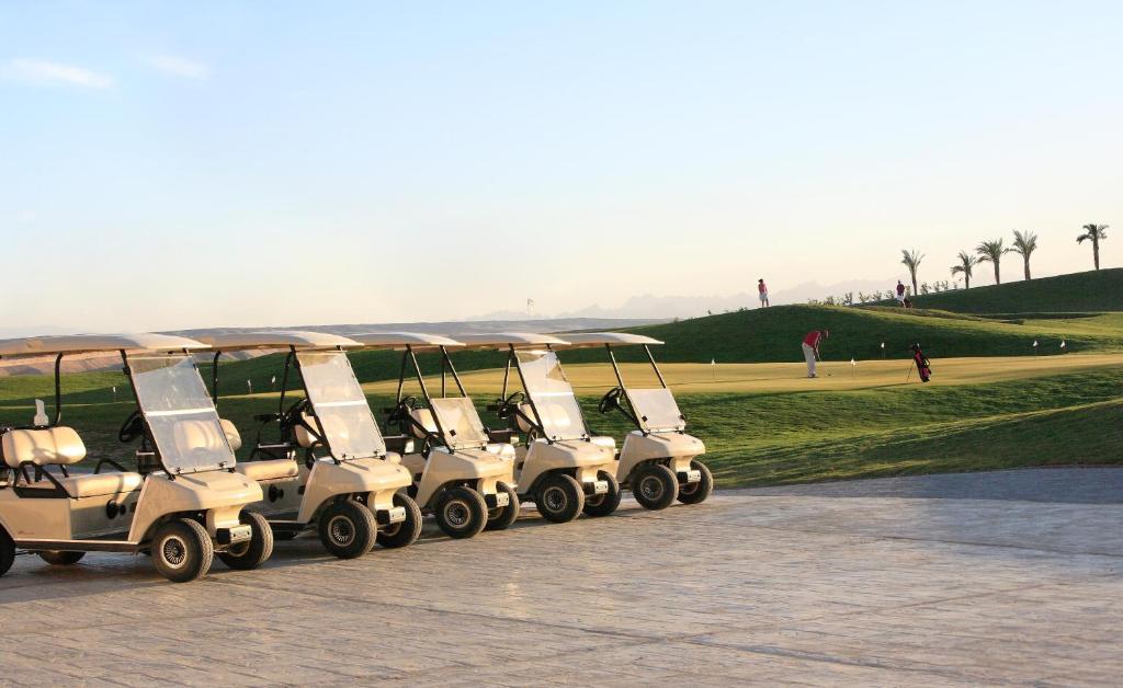 Golf karts pie Jaz Makadi Saraya Resort pie golfa laukuma