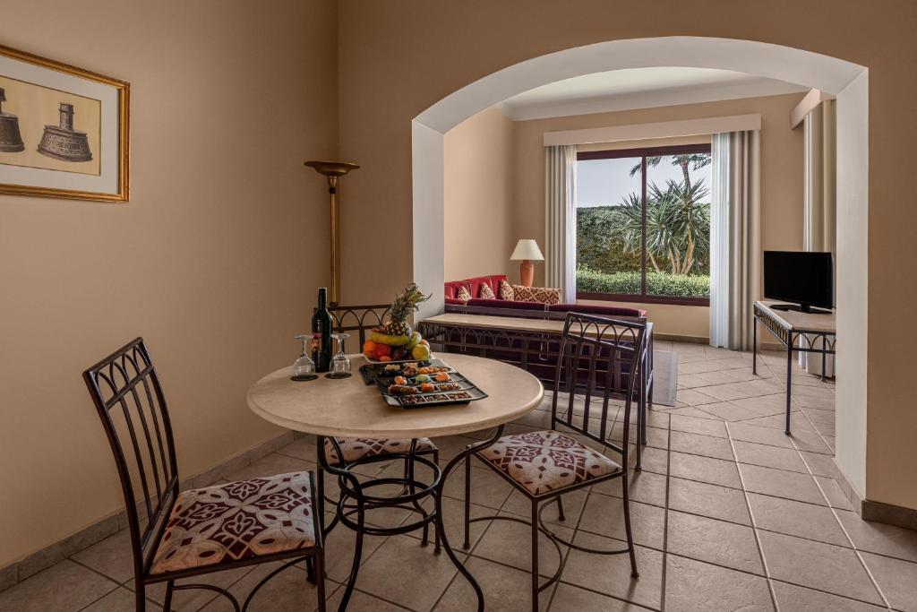 Mājīgs numurs ar ēdamgaldu, viesnīcā Jaz Makadi Saraya Resort.