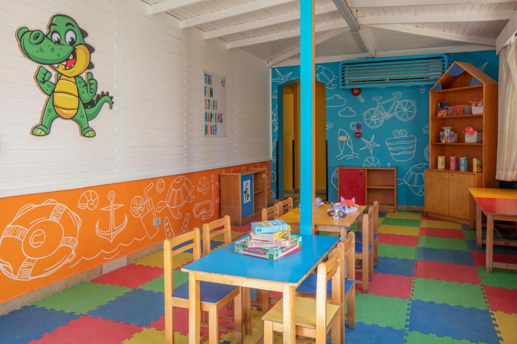 Bērnu rotaļu istaba viesnīcā Jaz Makadi Saraya Resort ar krāsainiem paklājiem.