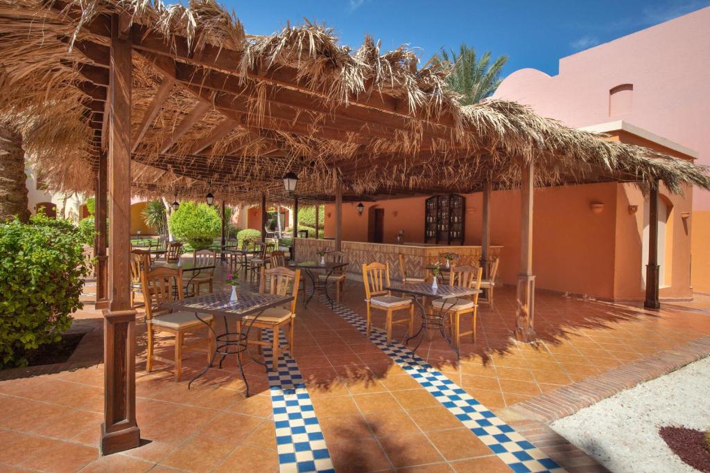 Jaz Makadi Saraya Resort terase ar ēdamgaldiem un jumtu.