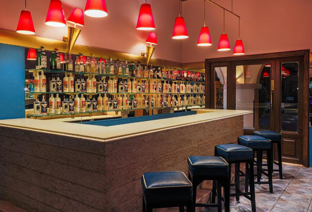 Bārs ar elegantu apgaismojumu un plašu dzērienu izvēli, Jaz Makadi Saraya Resort.