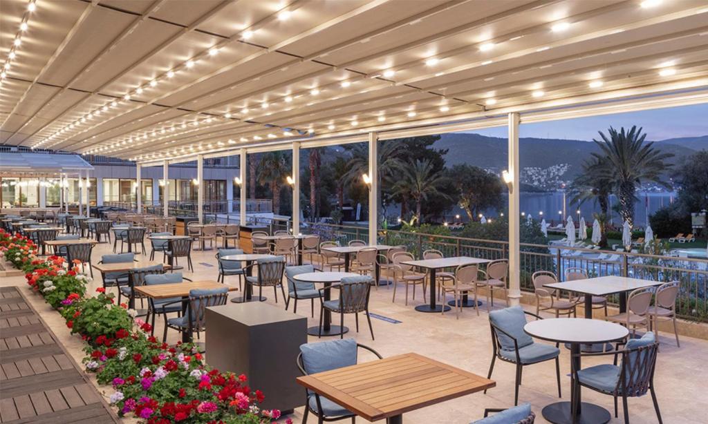 Terase ar ziediem un galdiem DoubleTree by Hilton Bodrum Isil Club Resort