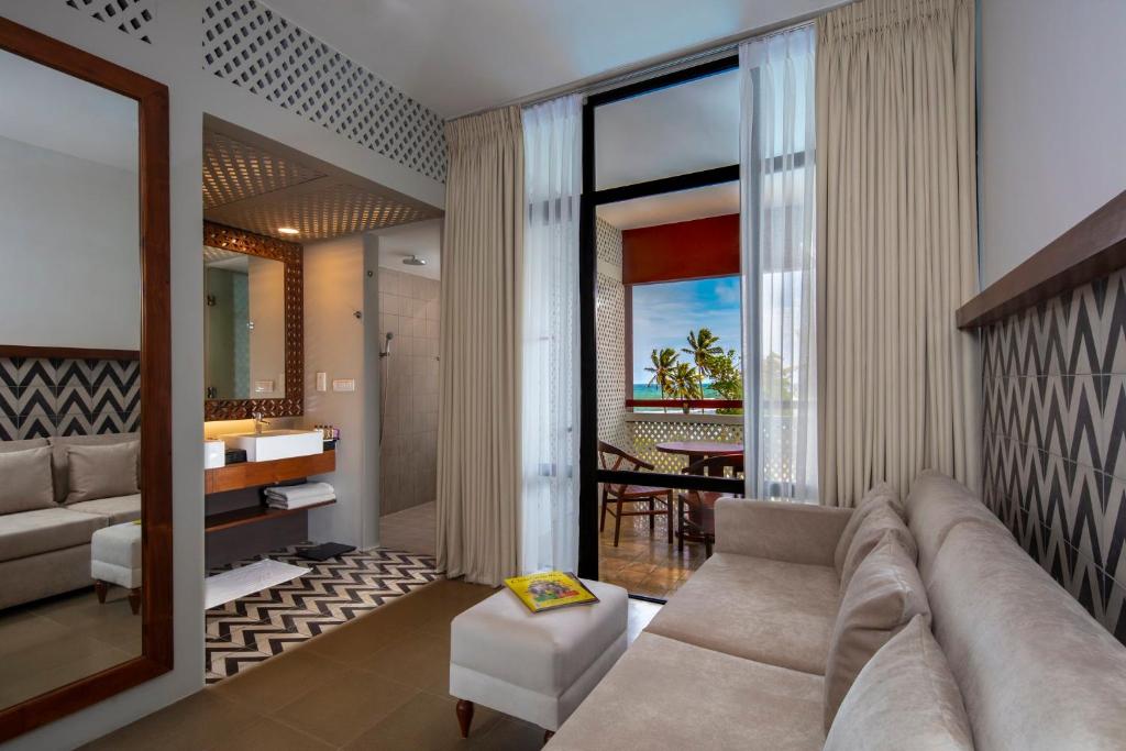 Cinnamon Bey numurs ar skatu uz jūru un balkonu.