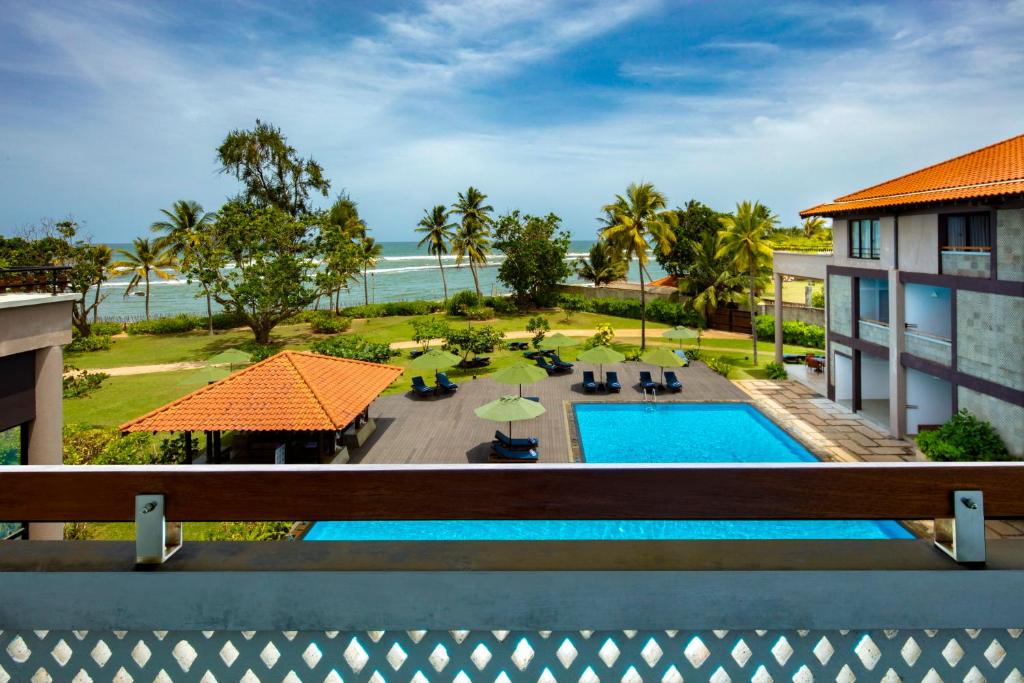 Cinnamon Bey skats uz baseinu un dārzu piekrastē.