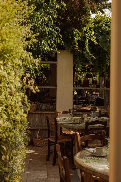 Āra restorāns ar zaļumiem pie viesnīcas Phāea Cretan Malia