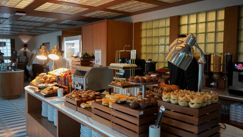Bagātīgs brokastu galds ar maizēm un konditorejas izstrādājumiem viesnīcā Sugar Marina Pop.