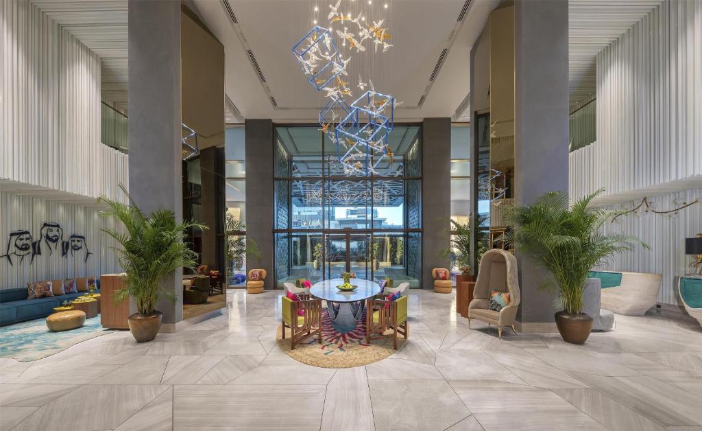 Andaz Dubai The Palm viesnīcas modernā foajē ar elegantu dizainu.