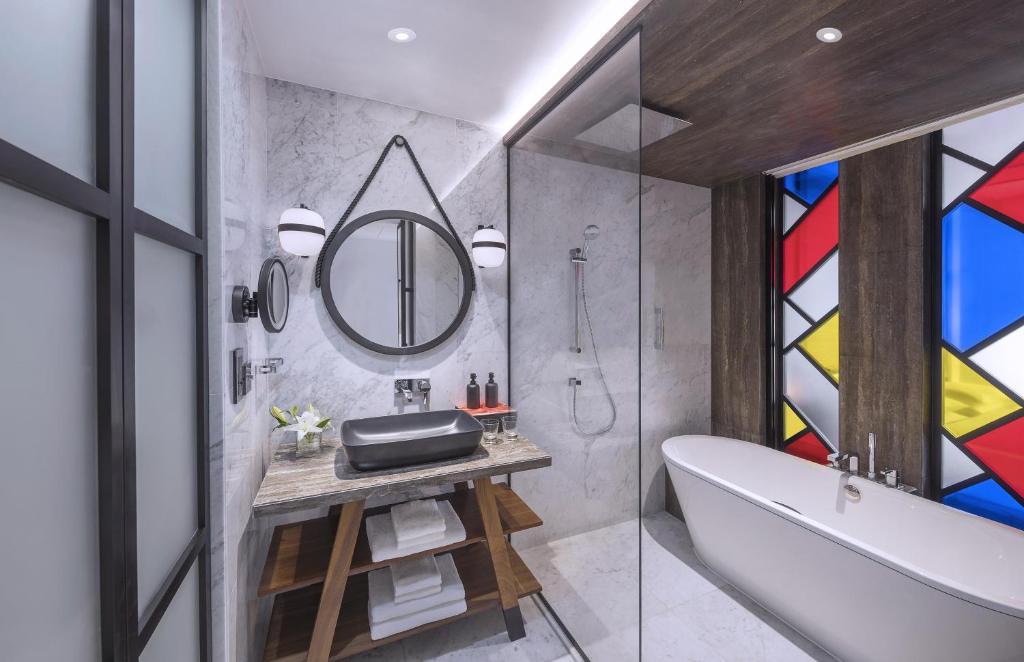 Andaz Dubai The Palm vannas istaba ar modernu dizainu.