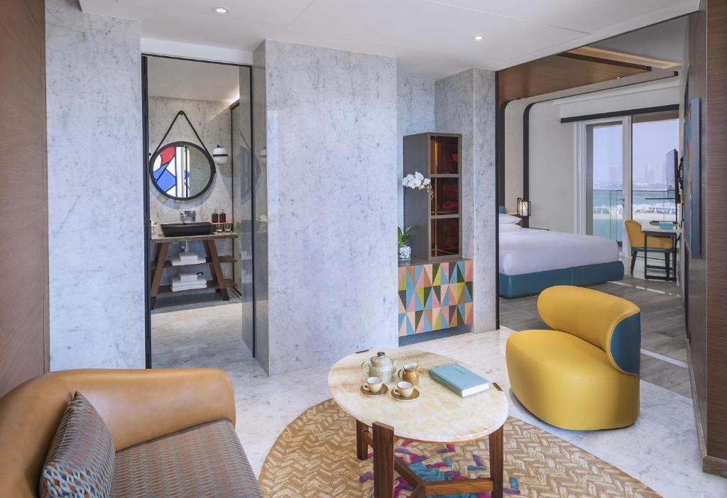 Andaz Dubai The Palm viesnīcas moderns numurs ar skatu uz jūru.