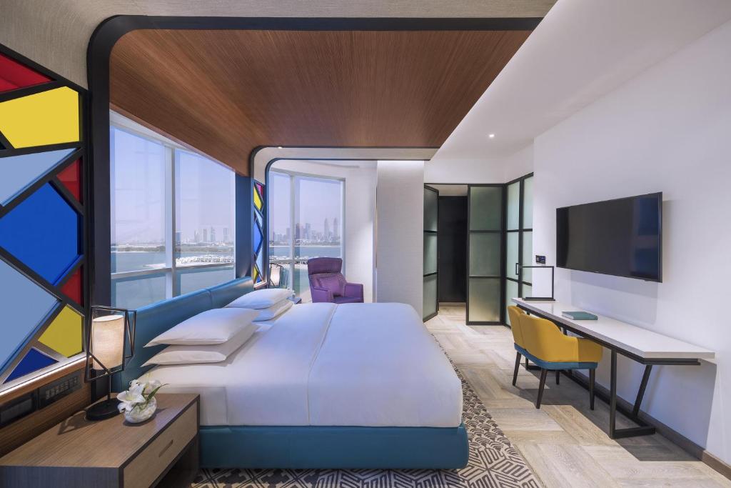 Andaz Dubai The Palm luksusa numurs ar skatu uz jūru.