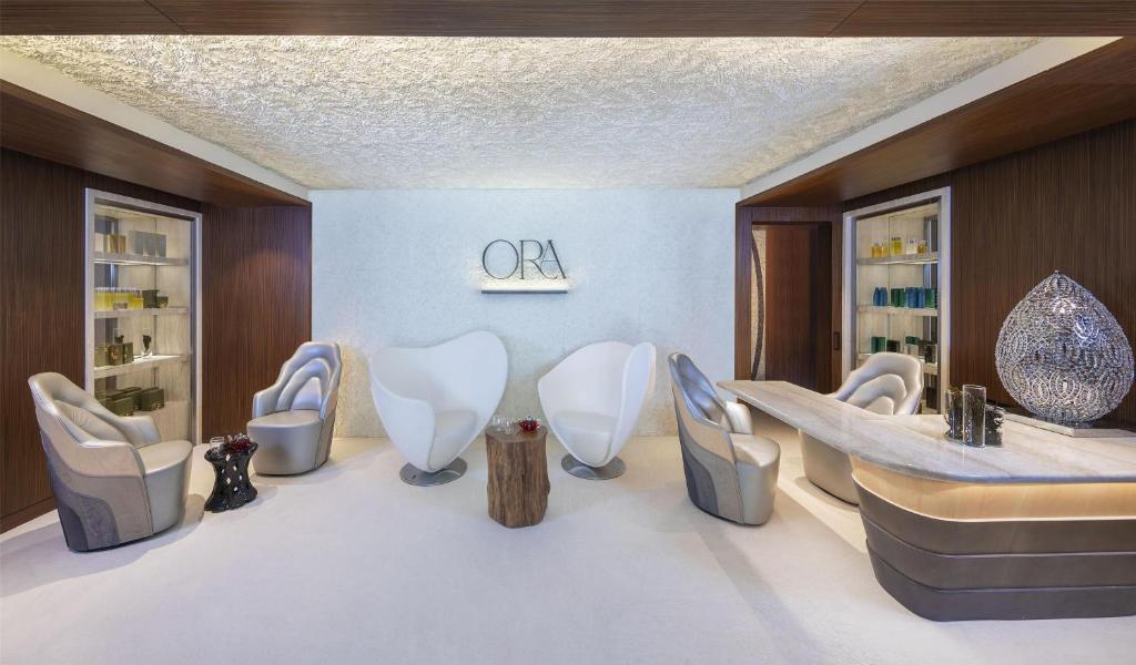Andaz Dubai The Palm spa atpūtas zona ar moderniem krēsliem